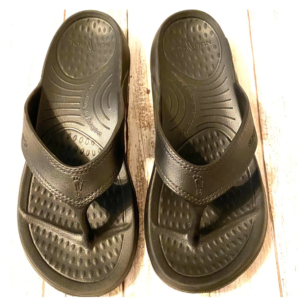 Nuusol Unisex Cascade Flip Flop. Black. W 8/M 7